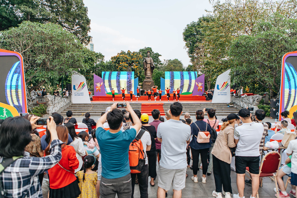 Người dân Hà Nội chen chân tại phố đi bộ hồ Gươm ngày nghỉ lễ Giỗ Tổ Hùng Vương-9