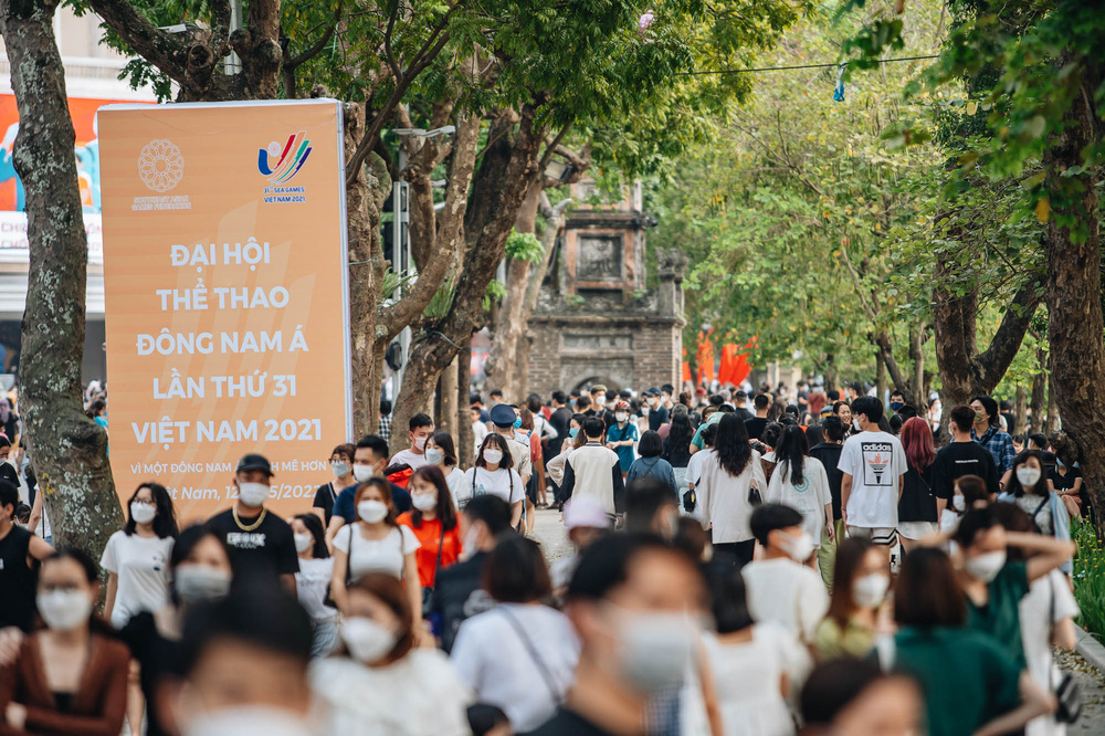 Người dân Hà Nội chen chân tại phố đi bộ hồ Gươm ngày nghỉ lễ Giỗ Tổ Hùng Vương-7