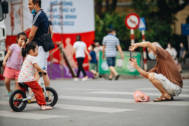 Người dân Hà Nội chen chân tại phố đi bộ hồ Gươm ngày nghỉ lễ Giỗ Tổ Hùng Vương-14