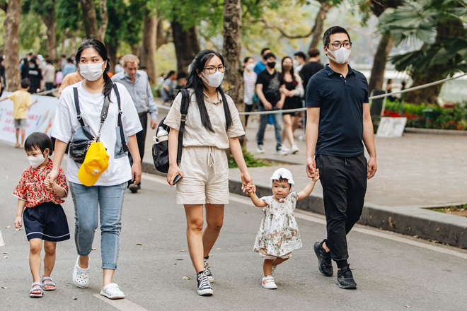 Người dân Hà Nội chen chân tại phố đi bộ hồ Gươm ngày nghỉ lễ Giỗ Tổ Hùng Vương-17