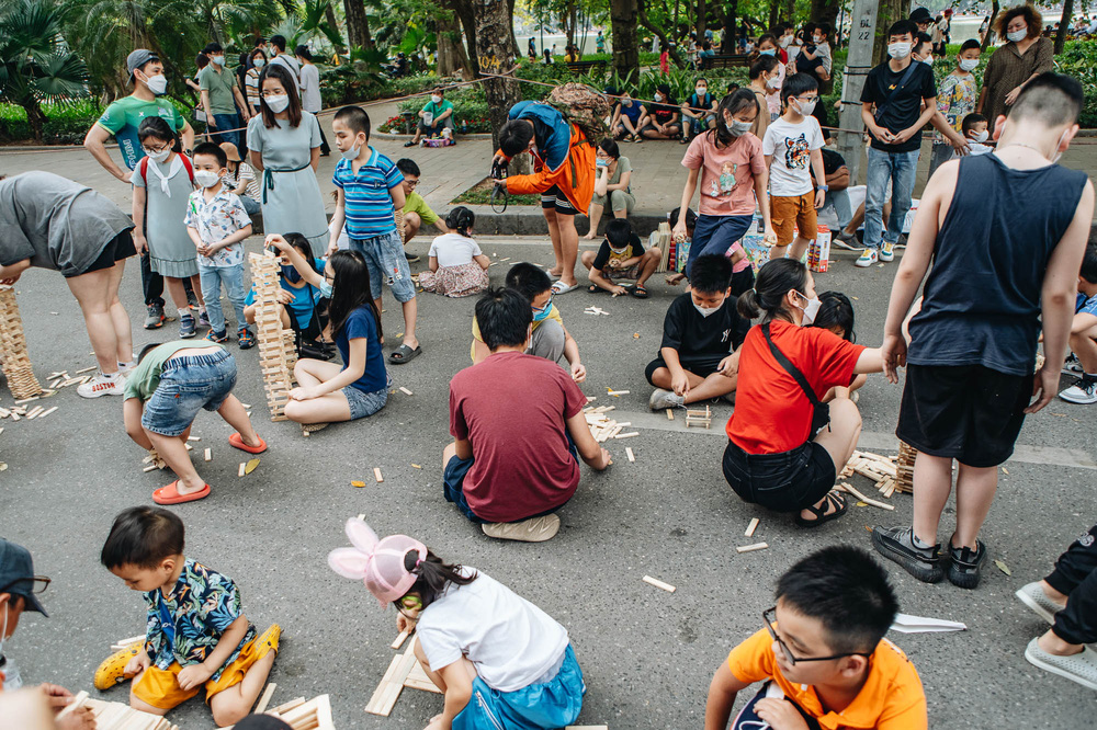 Người dân Hà Nội chen chân tại phố đi bộ hồ Gươm ngày nghỉ lễ Giỗ Tổ Hùng Vương-12