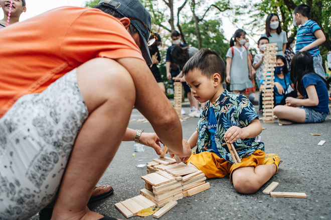 Người dân Hà Nội chen chân tại phố đi bộ hồ Gươm ngày nghỉ lễ Giỗ Tổ Hùng Vương-15