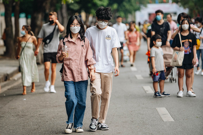 Người dân Hà Nội chen chân tại phố đi bộ hồ Gươm ngày nghỉ lễ Giỗ Tổ Hùng Vương-22