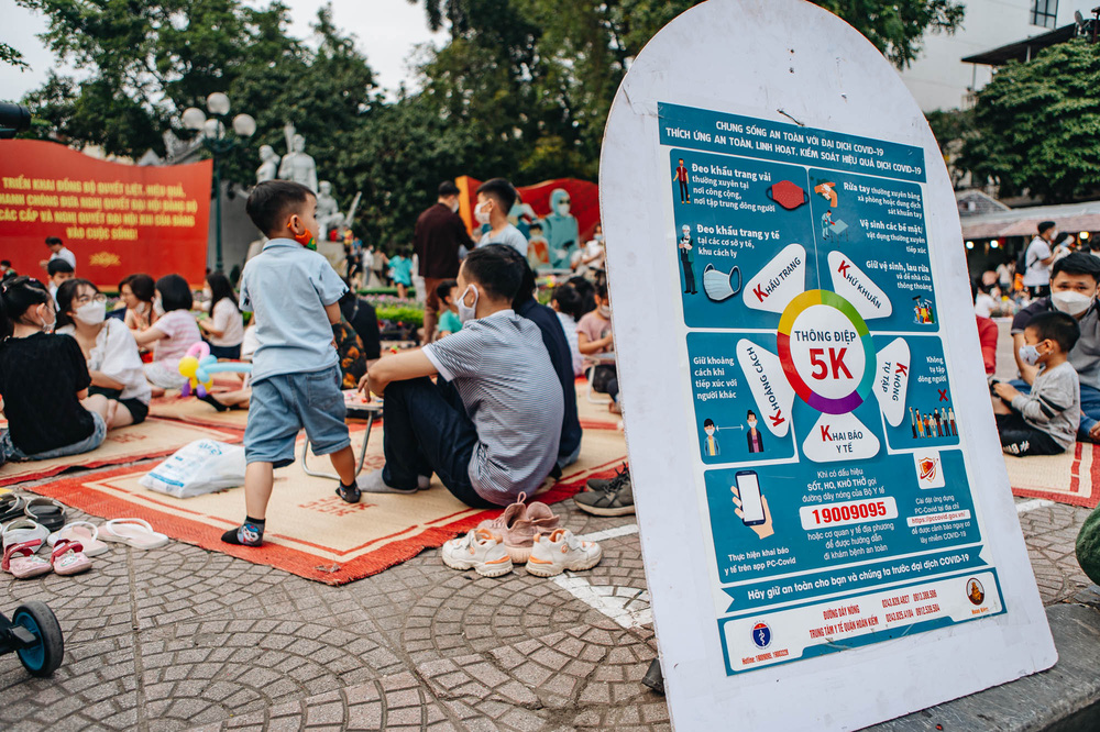 Người dân Hà Nội chen chân tại phố đi bộ hồ Gươm ngày nghỉ lễ Giỗ Tổ Hùng Vương-13