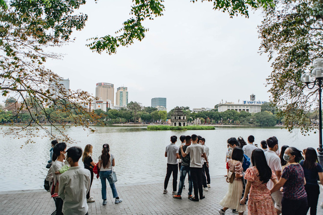 Người dân Hà Nội chen chân tại phố đi bộ hồ Gươm ngày nghỉ lễ Giỗ Tổ Hùng Vương-23