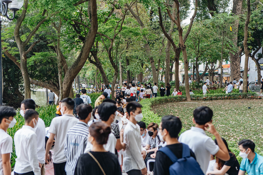 Người dân Hà Nội chen chân tại phố đi bộ hồ Gươm ngày nghỉ lễ Giỗ Tổ Hùng Vương-21