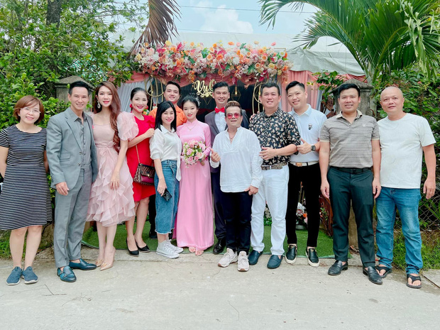 Diễn viên hài Vbiz bất ngờ lấy vợ ở tuổi 49: Cát Phượng, vợ chồng Lý Hải đến chung vui, nhan sắc cô dâu gây chú ý!-4