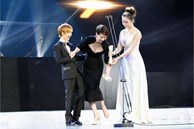 Tranh cãi khoảnh khắc nữ diễn viên đình đám cởi giày cao gót khi trao giải cho đạo diễn cao 1m47, tinh tế hay vô duyên?