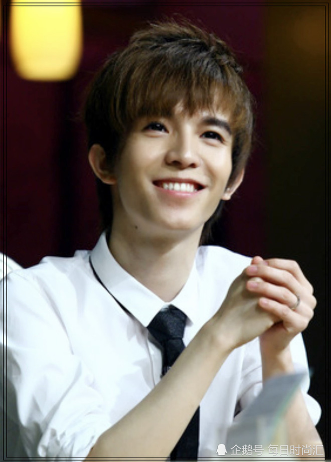 Tranh cãi khoảnh khắc nữ diễn viên đình đám cởi giày cao gót khi trao giải cho đạo diễn cao 1m47, tinh tế hay vô duyên?-6