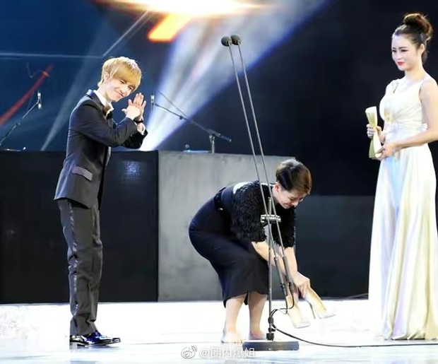 Tranh cãi khoảnh khắc nữ diễn viên đình đám cởi giày cao gót khi trao giải cho đạo diễn cao 1m47, tinh tế hay vô duyên?-2