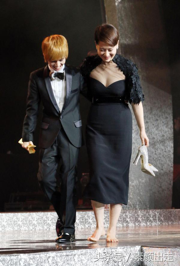 Tranh cãi khoảnh khắc nữ diễn viên đình đám cởi giày cao gót khi trao giải cho đạo diễn cao 1m47, tinh tế hay vô duyên?-4