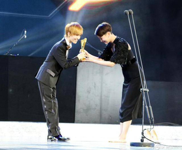 Tranh cãi khoảnh khắc nữ diễn viên đình đám cởi giày cao gót khi trao giải cho đạo diễn cao 1m47, tinh tế hay vô duyên?-3