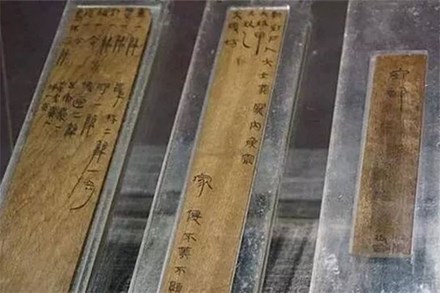 Tìm thấy bức thư khắc trên thanh tre trong mộ cổ 2.000 tuổi, chuyên gia kỳ công khôi phục, đọc xong nội dung mà chỉ biết ngẩn người