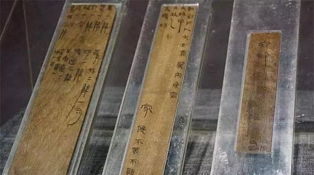 Tìm thấy bức thư khắc trên thanh tre trong mộ cổ 2.000 tuổi, chuyên gia kỳ công khôi phục, đọc xong nội dung mà chỉ biết ngẩn người-2