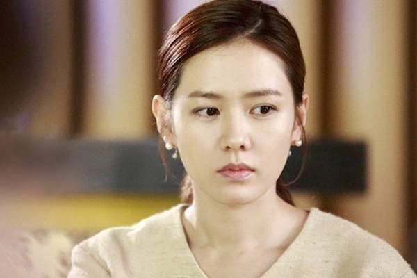 Biết tin con dâu ốm, mẹ chồng tôi tay xách nách mang một loạt đồ ăn dưới quê lên, nhưng bà vừa mở giỏ xách, tôi đã choáng váng-1