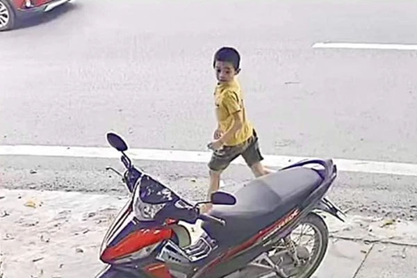 Bố say rượu bị con trai 2 tuổi phóng tác lên người, mẹ vừa nhìn thấy đã đứng tim!-4