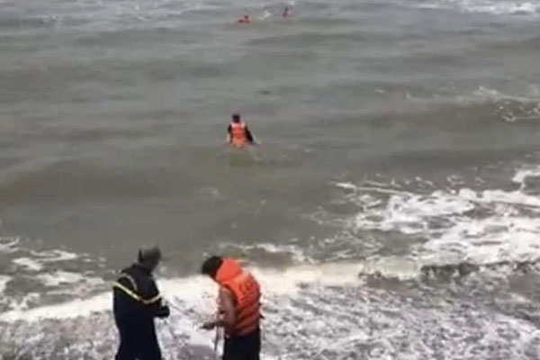 Nam cảnh sát kể lại giây phút nguy cấp cứu 4 người đuối nước ở Vũng Tàu: Lương tâm không cho phép tôi dừng lại...-3