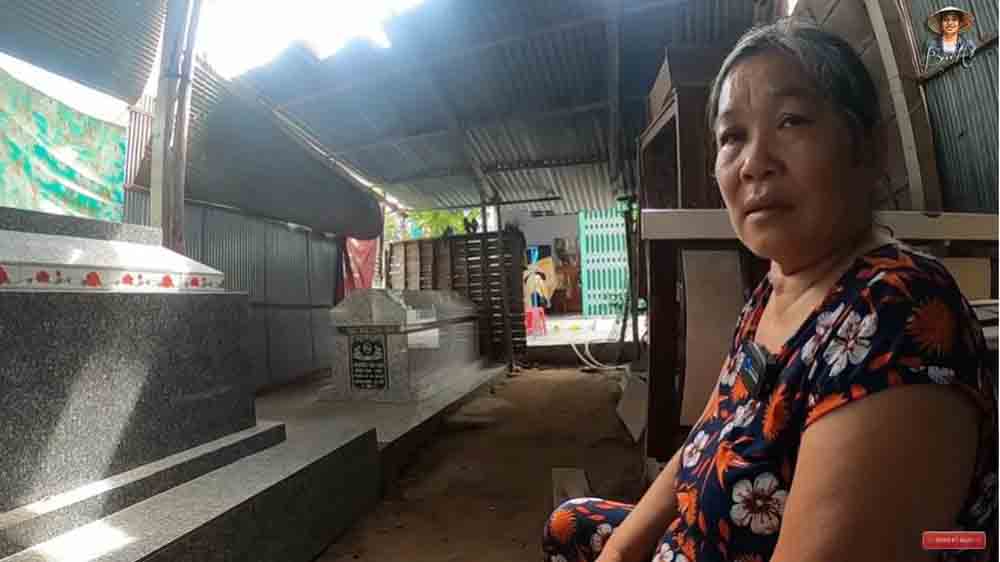 Chồng con mất cùng lúc, người đàn bà chôn ngay tại nhà, đêm nằm cạnh khóc cười cho đỡ tủi-1