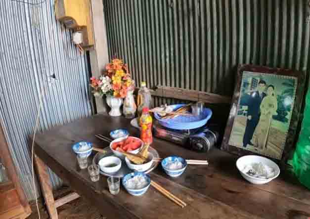 Chồng con mất cùng lúc, người đàn bà chôn ngay tại nhà, đêm nằm cạnh khóc cười cho đỡ tủi-2