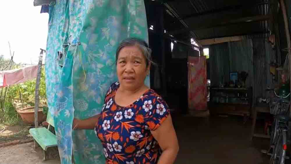 Chồng con mất cùng lúc, người đàn bà chôn ngay tại nhà, đêm nằm cạnh khóc cười cho đỡ tủi-4