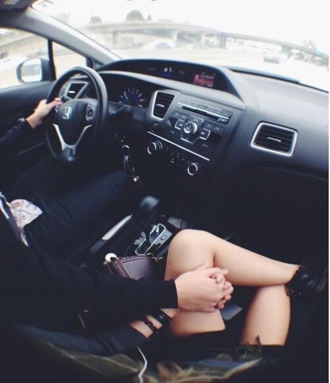 Đến tận nơi bắt quả tang ngoại tình nhưng đối phương không dám xuất hiện, người phụ nữ có màn trừng phạt nặng mùi ngay trong xe hơi bạn trai!-2