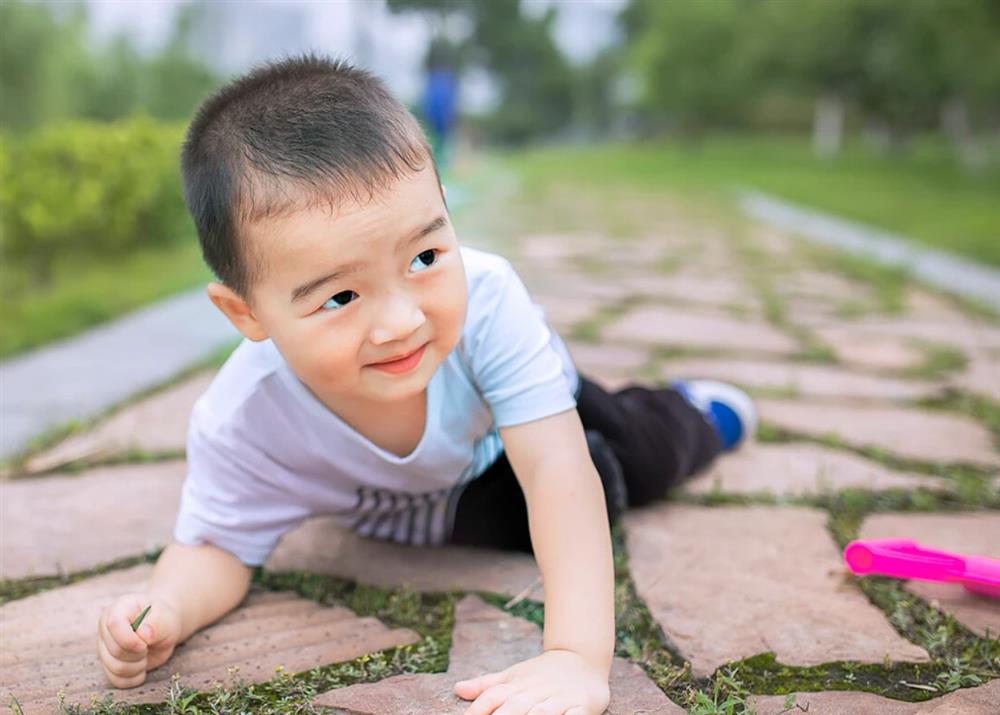 Dạy con đừng quá cứng nhắc, cha mẹ cần phân biệt khi nào con ngã thì nâng, khi nào thì phớt lờ-1