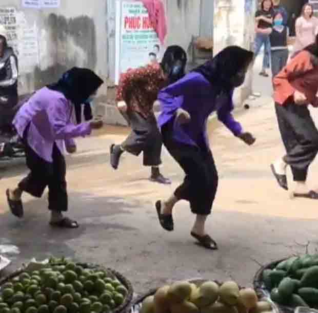 Sự thật đằng sau clip các cụ bà bán hoa quả nghe nhạc ngay lập tức nhảy tưng tưng làm ai cũng hết hồn-3