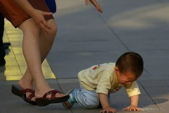 Dạy con đừng quá cứng nhắc, cha mẹ cần phân biệt khi nào con ngã thì nâng, khi nào thì phớt lờ