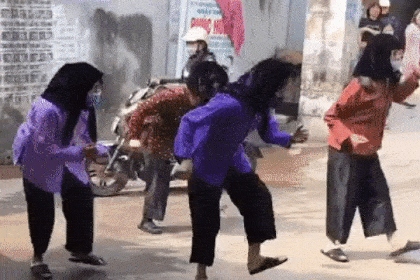 Người đàn ông lớn tuổi khóc bên mẹ già, cả buồng bệnh rớt nước mắt-1