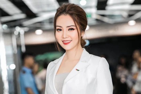 Á hậu thành công nhất lịch sử Hoa hậu Việt Nam: Cho con học trường có mức phí hơn NỬA TỶ, con hỏi 1 câu mà mẹ giật mình-1