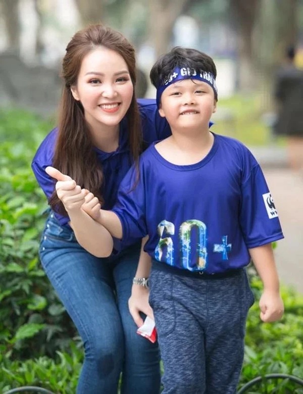 Á hậu thành công nhất lịch sử Hoa hậu Việt Nam: Cho con học trường có mức phí hơn NỬA TỶ, con hỏi 1 câu mà mẹ giật mình-2