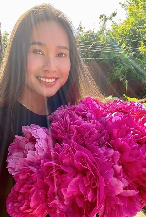Hoa hậu Dương Mỹ Linh khoe vườn nhà trăm hoa đua nở, cây sai trĩu trái ở Mỹ-1