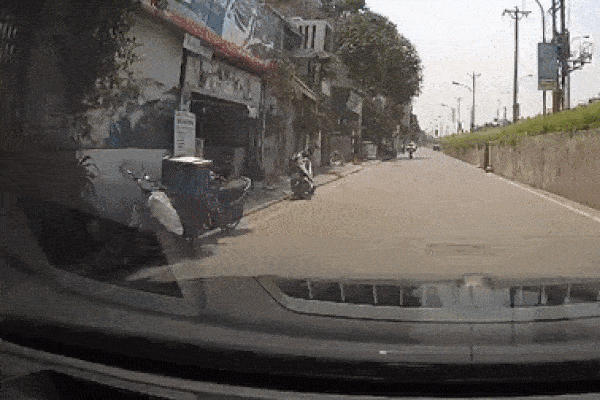 Nam sinh ngã nhoài trước đầu ô tô và cái kết khiến tất cả thót tim