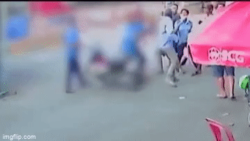 Camera ghi lại toàn bộ khoảnh khắc chủ xe khách bị tài xế xe ôm đâm tử vong ở bến xe, rùng mình khi xem lại 39 giây máu lạnh-1