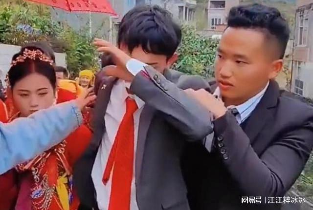 Chú rể khóc nức nở suốt chặng đường rước dâu, không phải nước mắt hạnh phúc, mà vì lý do ai nghe cũng cảm thông-4