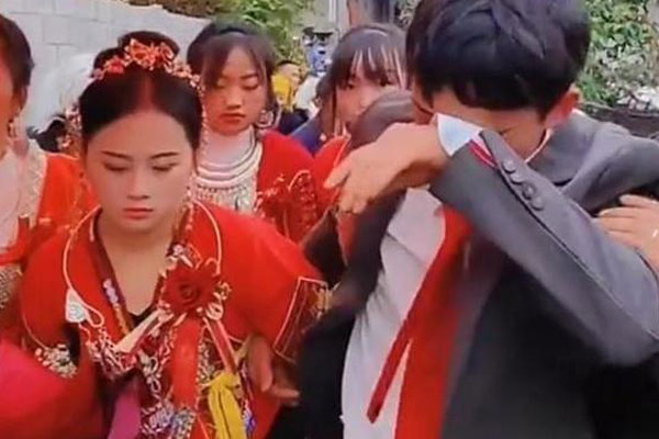 Rước dâu đúng ngày lễ tắc đường, hai bên gia đình đành bất lực xuống xe... hóng gió-2