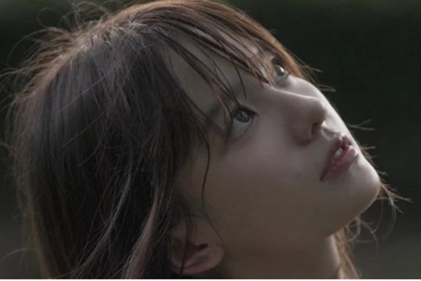 Từ bệnh viện về, mẹ chồng trầm ngâm cả buổi rồi bỗng đưa trả tôi một chiếc hộp đựng toàn tiền vàng-1