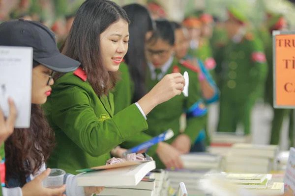 Có được cùng lúc nộp hồ sơ xét tuyển vào trường Công an và Quân đội?-1