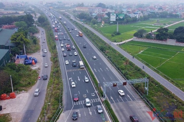 Đường phố Hà Nội kẹt cứng sau nghỉ lễ, người dân ‘vượt mương’ thoát ùn tắc-2