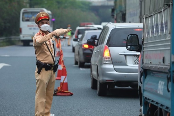 Đường phố Hà Nội kẹt cứng sau nghỉ lễ, người dân ‘vượt mương’ thoát ùn tắc-3