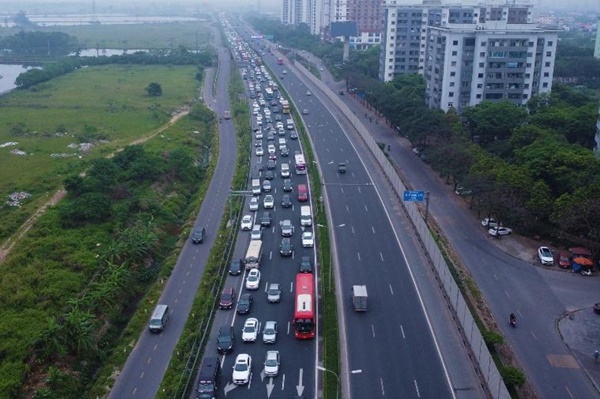 Đường phố Hà Nội kẹt cứng sau nghỉ lễ, người dân ‘vượt mương’ thoát ùn tắc-5