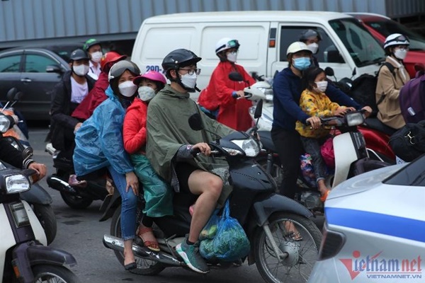 Đường phố Hà Nội kẹt cứng sau nghỉ lễ, người dân ‘vượt mương’ thoát ùn tắc-6