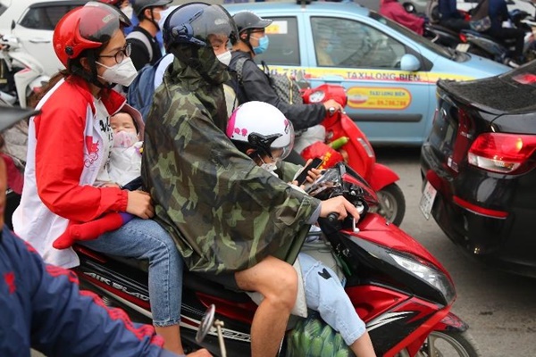 Đường phố Hà Nội kẹt cứng sau nghỉ lễ, người dân ‘vượt mương’ thoát ùn tắc-7