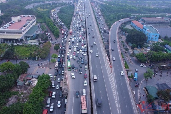 Đường phố Hà Nội kẹt cứng sau nghỉ lễ, người dân ‘vượt mương’ thoát ùn tắc-9