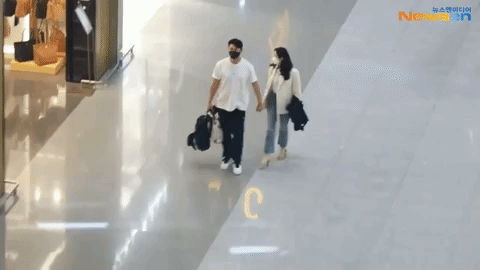 Hyun Bin - Son Ye Jin đi bên nhau trong sảnh sân bay, nữ diễn viên còn cầm áo khoác cho ông xã-1