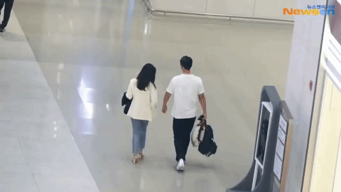 Hyun Bin - Son Ye Jin đi bên nhau trong sảnh sân bay, nữ diễn viên còn cầm áo khoác cho ông xã-2