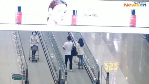 Hyun Bin - Son Ye Jin đi bên nhau trong sảnh sân bay, nữ diễn viên còn cầm áo khoác cho ông xã-3