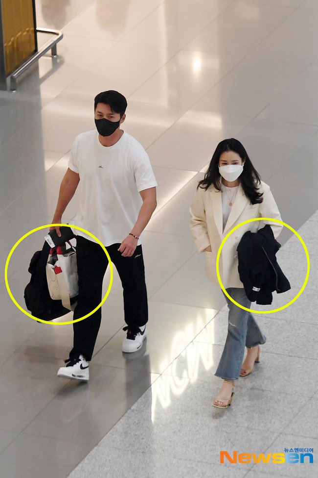 Hyun Bin - Son Ye Jin đi bên nhau trong sảnh sân bay, nữ diễn viên còn cầm áo khoác cho ông xã-4
