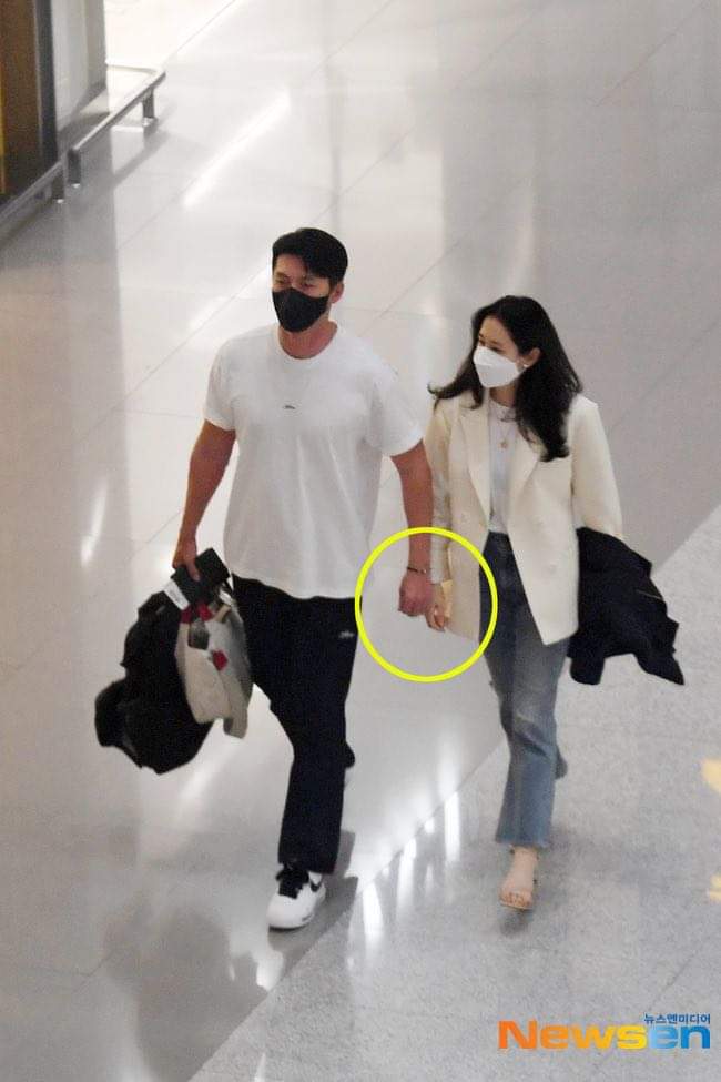 Hyun Bin - Son Ye Jin đi bên nhau trong sảnh sân bay, nữ diễn viên còn cầm áo khoác cho ông xã-5
