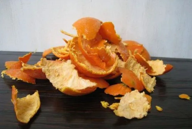 Vỏ cam được nhét vào chai nước khoáng có tác dụng gì mà ai biết rồi đều khen ngợi quá tuyệt vời-1